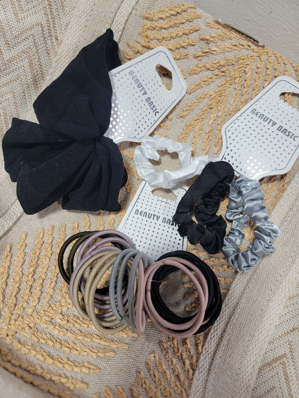 Beauty Basic Mixed Black, White & Silver Hair Accessory Set for Women